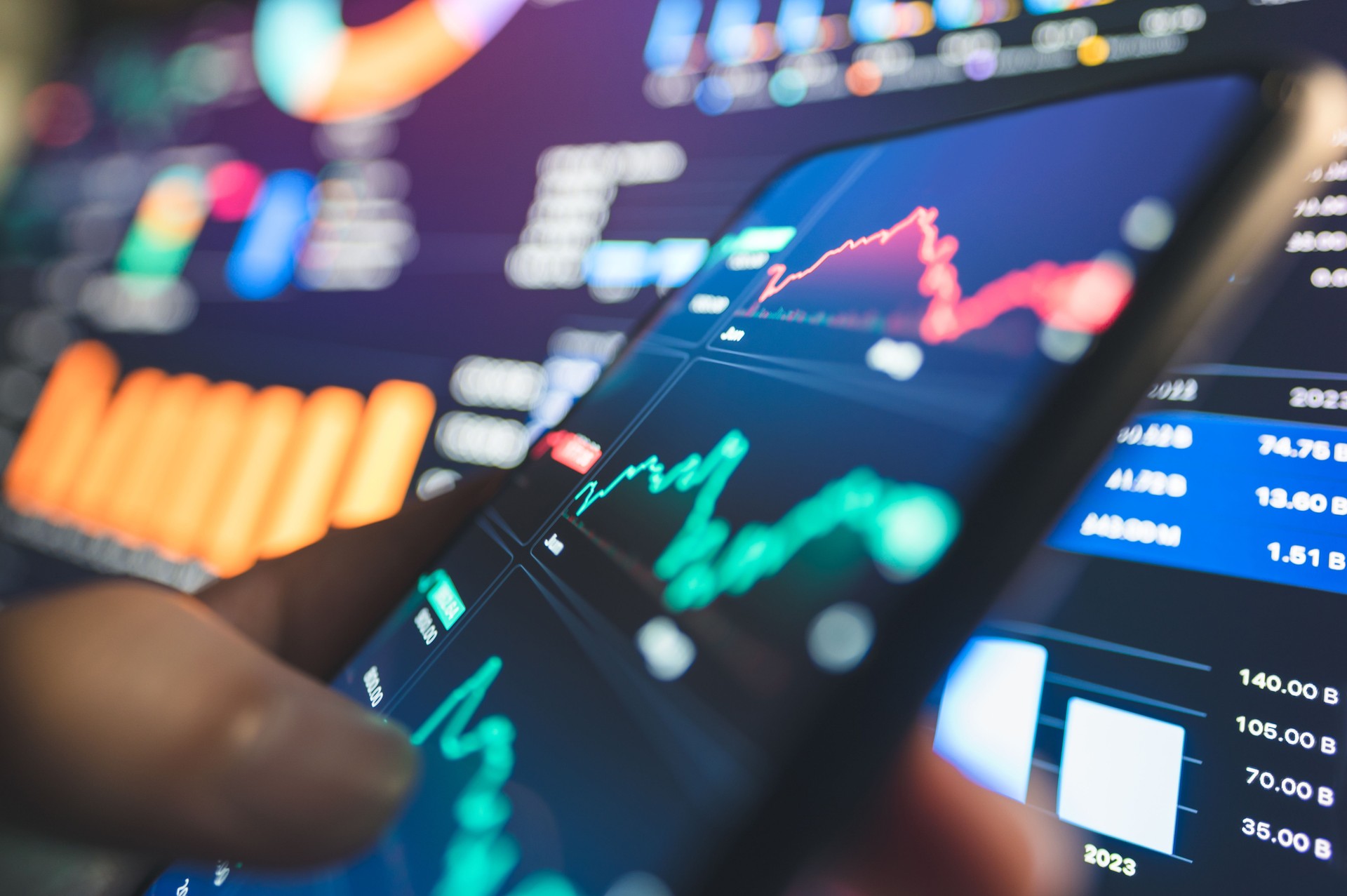 Tablero digital interactivo a mano, gráficos y métricas. centrarse en la información en tiempo real, la importancia de la visualización de datos en el aprendizaje automático y la IA